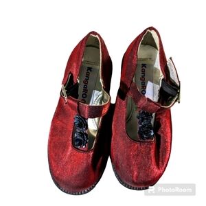 Girls Toddler Dress Shoes. Closed Toe. Size 6. Red.